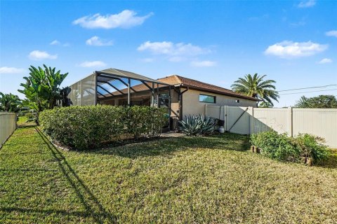 House in Cape Coral, Florida 3 bedrooms, 215.07 sq.m. № 2150116 - photo 28