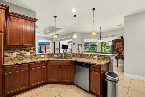 House in Cape Coral, Florida 3 bedrooms, 215.07 sq.m. № 2150116 - photo 10