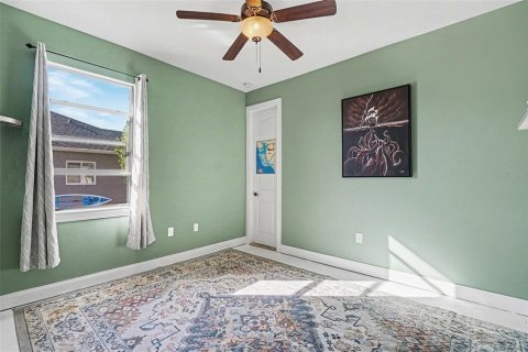 House in Cape Coral, Florida 3 bedrooms, 215.07 sq.m. № 2150116 - photo 20