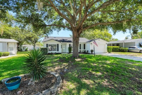 House in Leesburg, Florida 2 bedrooms, 130.71 sq.m. № 2099639