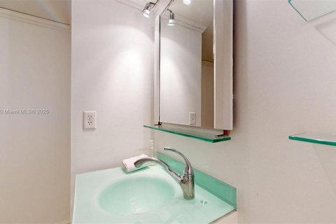 Copropriété à vendre à Hallandale Beach, Floride: 2 chambres, 214.14 m2 № 1848264 - photo 29