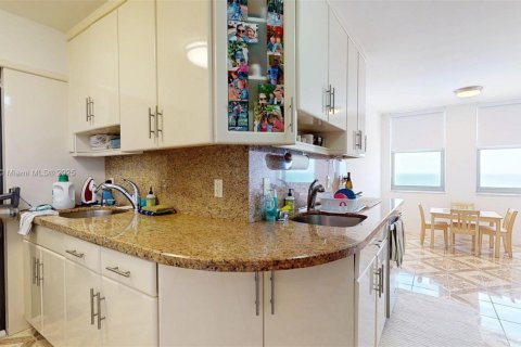 Copropriété à vendre à Hallandale Beach, Floride: 2 chambres, 214.14 m2 № 1848264 - photo 25