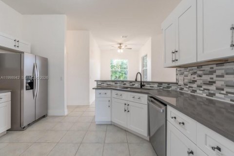 Купить виллу или дом в Лихай-Эйкерс, Флорида 3 спальни, 167.87м2, № 2060769 - фото 12