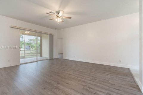 Купить виллу или дом в Лихай-Эйкерс, Флорида 3 спальни, 167.87м2, № 2060769 - фото 9