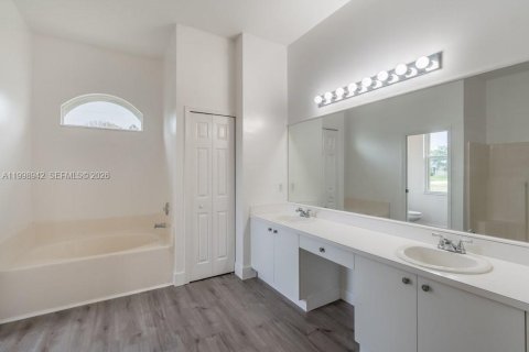 Купить виллу или дом в Лихай-Эйкерс, Флорида 3 спальни, 167.87м2, № 2060769 - фото 22