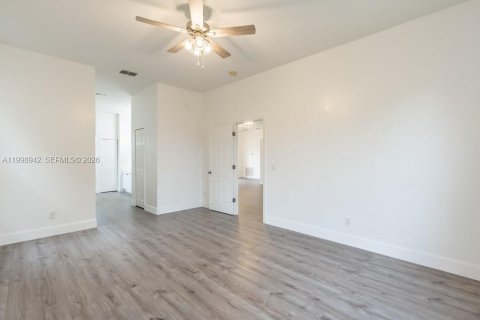 Купить виллу или дом в Лихай-Эйкерс, Флорида 3 спальни, 167.87м2, № 2060769 - фото 21