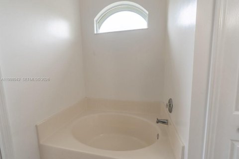 Купить виллу или дом в Лихай-Эйкерс, Флорида 3 спальни, 167.87м2, № 2060769 - фото 23