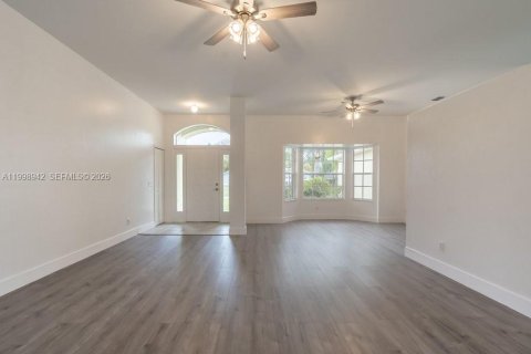 Купить виллу или дом в Лихай-Эйкерс, Флорида 3 спальни, 167.87м2, № 2060769 - фото 5