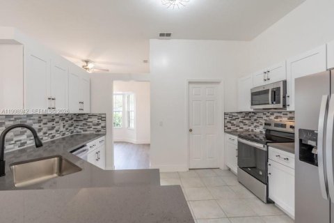 Купить виллу или дом в Лихай-Эйкерс, Флорида 3 спальни, 167.87м2, № 2060769 - фото 14