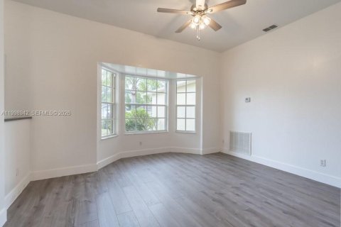 Купить виллу или дом в Лихай-Эйкерс, Флорида 3 спальни, 167.87м2, № 2060769 - фото 10