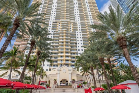 Condo in Sunny Isles Beach, Florida, 3 bedrooms  № 2022691