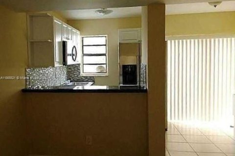 Villa ou maison à vendre à Miami, Floride: 2 chambres, 74.88 m2 № 1924781 - photo 3