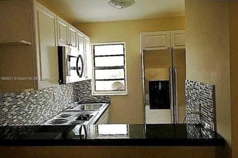 Villa ou maison à vendre à Miami, Floride: 2 chambres, 74.88 m2 № 1924781 - photo 2