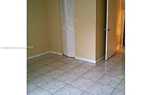 Villa ou maison à vendre à Miami, Floride: 2 chambres, 74.88 m2 № 1924781 - photo 5