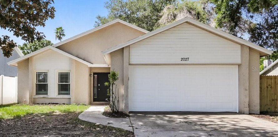 House in Valrico, Florida 3 bedrooms, 118.91 sq.m. № 2216402