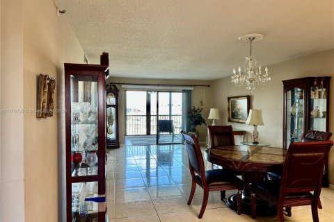 Condo in Pompano Beach, Florida, 2 bedrooms  № 1714257 - photo 9