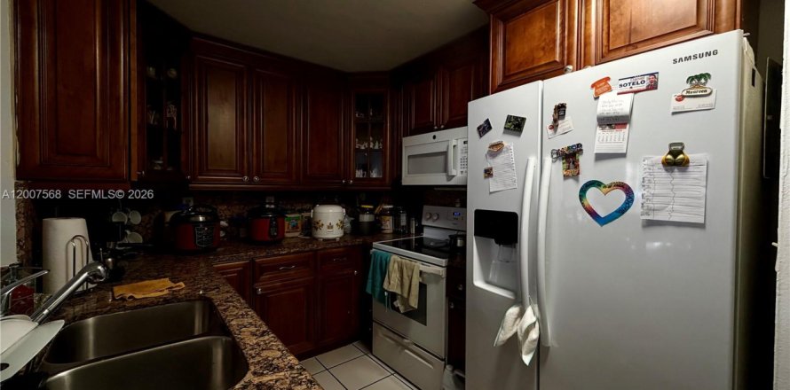 Condominio en Miami, Florida, 1 dormitorio  № 2154530
