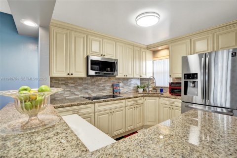 Condominio en venta en Pembroke Pines, Florida, 1 dormitorio, 74.32 m2 № 2152920 - foto 16