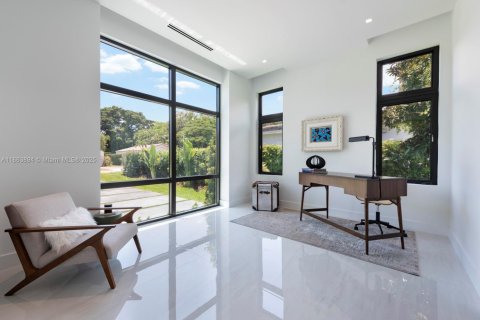 House in Miami Shores, Florida 5 bedrooms, 419.18 sq.m. № 1981972 - photo 15