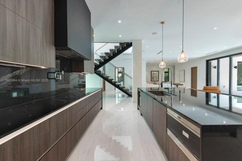 House in Miami Shores, Florida 5 bedrooms, 419.18 sq.m. № 1981972 - photo 6