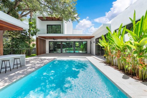 House in Miami Shores, Florida 5 bedrooms, 419.18 sq.m. № 1981972 - photo 13