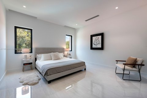 House in Miami Shores, Florida 5 bedrooms, 419.18 sq.m. № 1981972 - photo 24