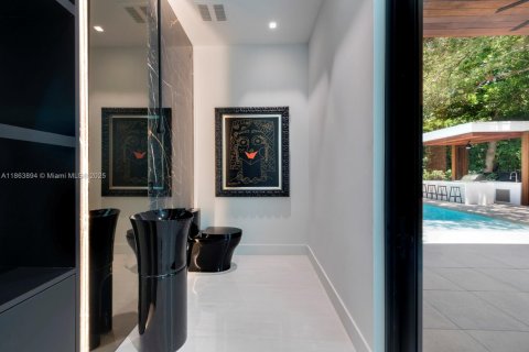 House in Miami Shores, Florida 5 bedrooms, 419.18 sq.m. № 1981972 - photo 14