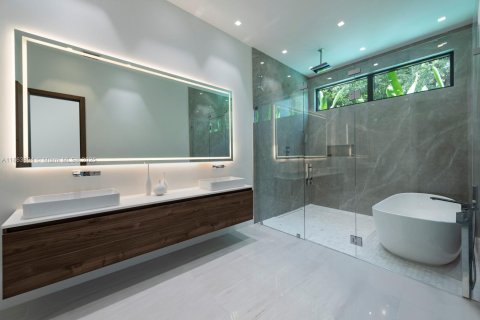 House in Miami Shores, Florida 5 bedrooms, 419.18 sq.m. № 1981972 - photo 20