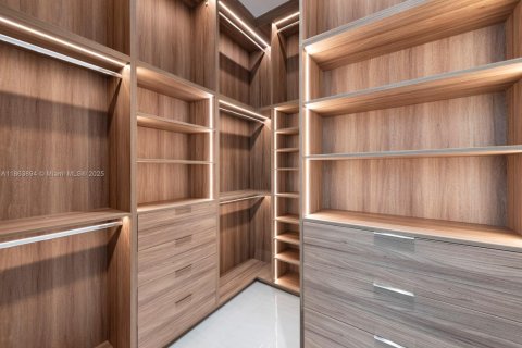 House in Miami Shores, Florida 5 bedrooms, 419.18 sq.m. № 1981972 - photo 22