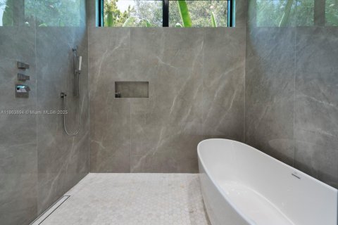 House in Miami Shores, Florida 5 bedrooms, 419.18 sq.m. № 1981972 - photo 21