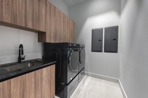 House in Miami Shores, Florida 5 bedrooms, 419.18 sq.m. № 1981972 - photo 30