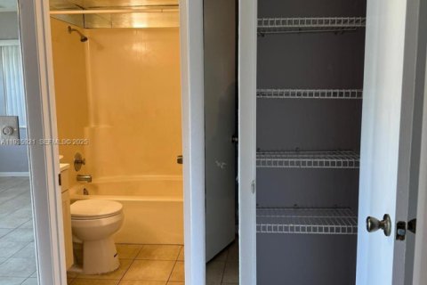 Condo in Margate, Florida, 2 bedrooms  № 1994004 - photo 18