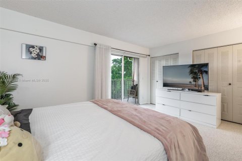 Condo in Pembroke Pines, Florida, 1 bedroom  № 2059809 - photo 15