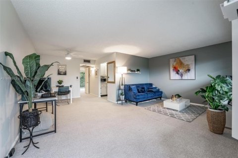 Condo in Pembroke Pines, Florida, 1 bedroom  № 2059809 - photo 8