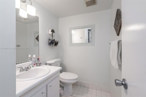 Condo in Pembroke Pines, Florida, 1 bedroom  № 2059809 - photo 18
