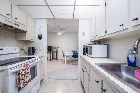 Condo in Pembroke Pines, Florida, 1 bedroom  № 2059809 - photo 12