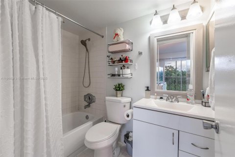 Condo in Pembroke Pines, Florida, 1 bedroom  № 2059809 - photo 16