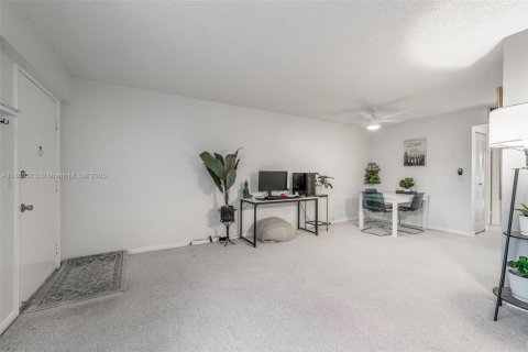 Condo in Pembroke Pines, Florida, 1 bedroom  № 2059809 - photo 9