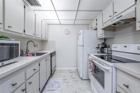 Condo in Pembroke Pines, Florida, 1 bedroom  № 2059809 - photo 11