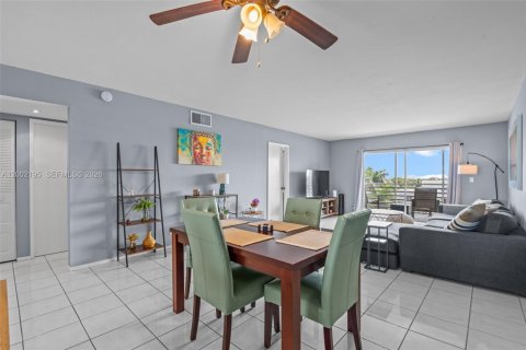 Condominio en venta en Oakland Park, Florida, 2 dormitorios, 84.73 m2 № 2067834 - foto 11