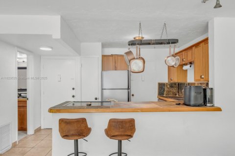 Condo in Miami, Florida, 1 bedroom  № 1709413 - photo 12