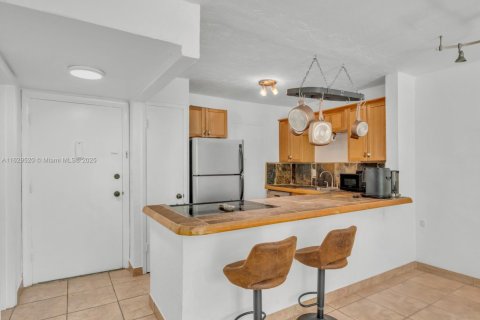 Condo in Miami, Florida, 1 bedroom  № 1709413 - photo 11