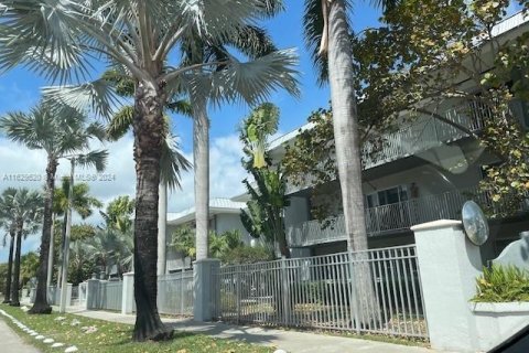 Condo in Miami, Florida, 1 bedroom  № 1709413 - photo 1