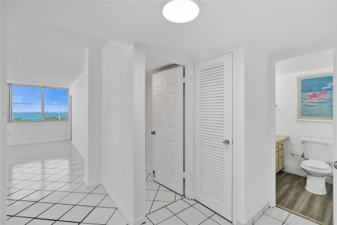 Condo in Miami Beach, Florida, 1 bedroom № 1974903 - photo 15