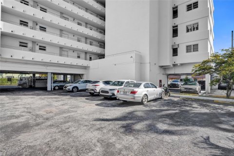 Condo in Miami Beach, Florida, 1 bedroom № 1974903 - photo 26
