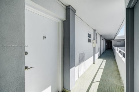 Condo in Miami Beach, Florida, 1 bedroom № 1974903 - photo 23