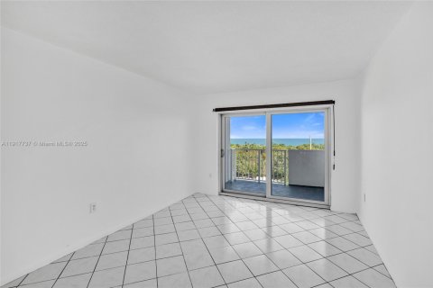 Condo in Miami Beach, Florida, 1 bedroom № 1974903 - photo 17