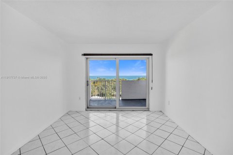 Condo in Miami Beach, Florida, 1 bedroom № 1974903 - photo 18