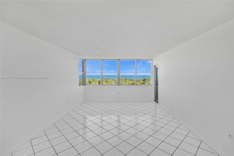 Condo in Miami Beach, Florida, 1 bedroom № 1974903 - photo 13