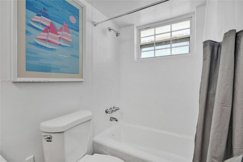 Condo in Miami Beach, Florida, 1 bedroom № 1974903 - photo 19